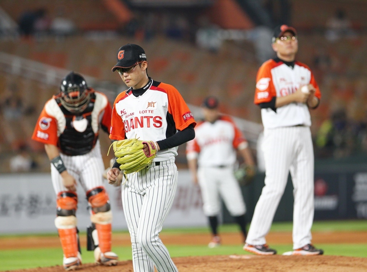 7월 10일 사직 LG전에서 마운드를 내려가는 선발 박세웅. 이날의 패배는 5실점을 한 박세웅의 문제만은 아니었다. / 사진 = 롯데 자이언츠 제공