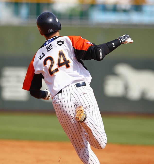 ‘대타자’ 김문호의 4할 도전은 전반기 롯데 자이언츠의 이슈 중 하나였다. / 사진 = 롯데 자이언츠 제공